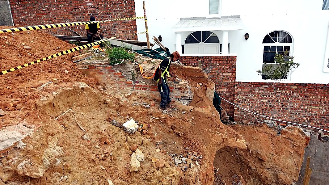 Retaining-wall earthworks alongside an existing residential property